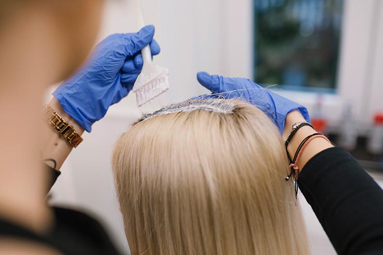 SALÃO DEVE PAGAR TRATAMENTO A CLIENTE QUE SOFREU DANOS NO CABELO APÓS PROCEDIMENTO